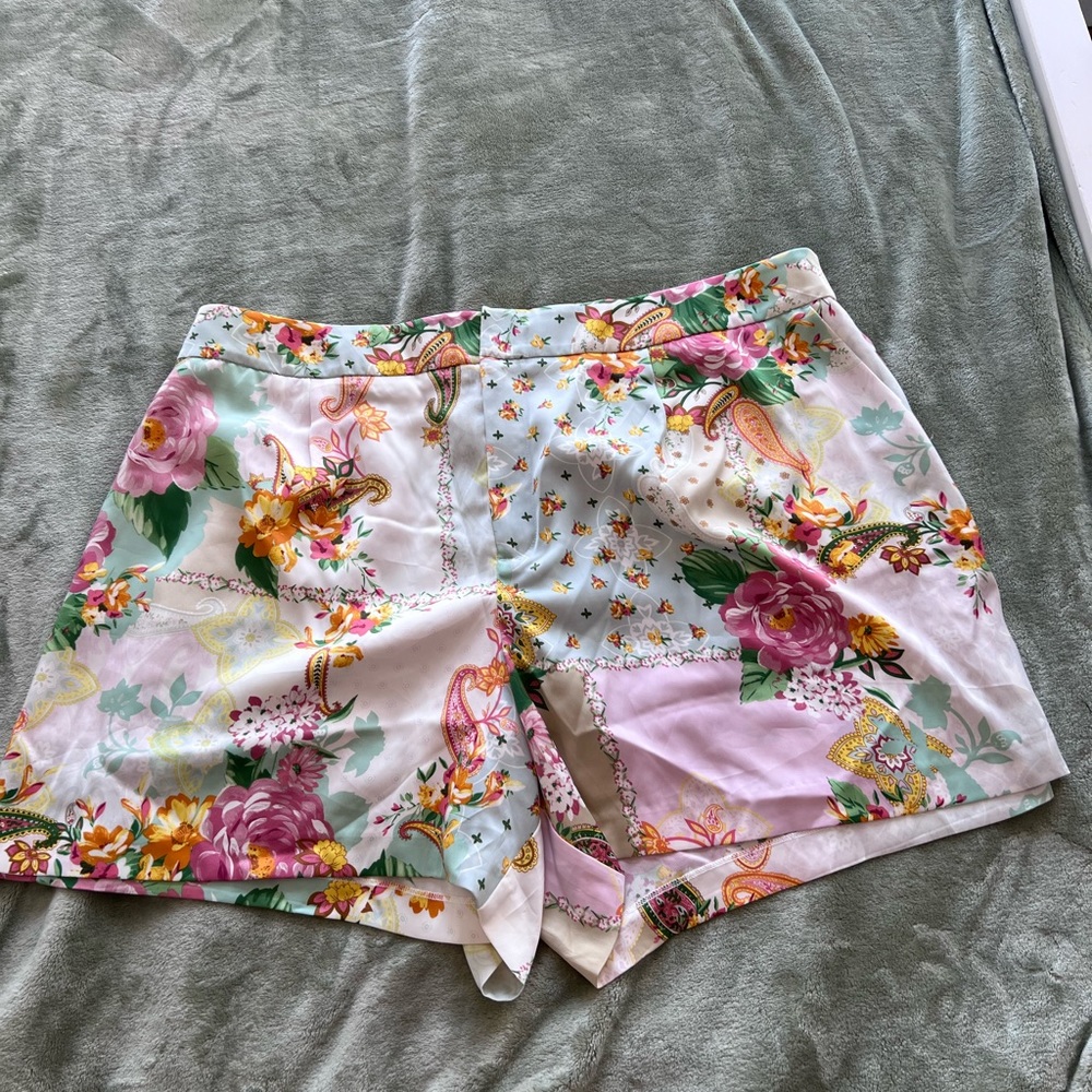 Pleat Front Floral Satin Short w/pockets (NWOT) - Picture 4 of 8